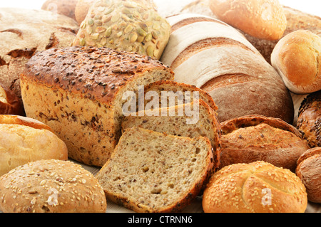 Komposition mit Brot und Brötchen im Weidenkorb Stockfoto