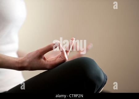 Eine junge Frau, meditieren, Nahaufnahme, Hände Stockfoto