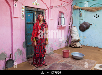 Bunte Porträt der indischen Frau posiert in traditionellen Sari zu Hause in Barsana / Varsana, Uttar Pradesh, Indien Stockfoto