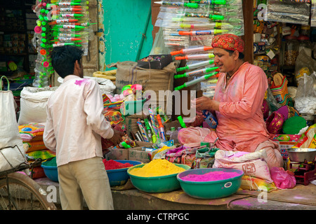 Anbieter verkaufen bunte Pulver als Farbstoff für das Holi-Festival / Festival der Farben in Barsana / Varsana, Uttar Pradesh, Indien Stockfoto