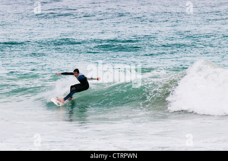 Ein Surfer vor Trigg Beach in Western Australia. Stockfoto