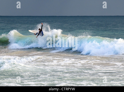 Ein Surfer vor Trigg Beach in Western Australia. Stockfoto