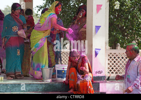 Frauen bedeckt in bunten Farbstoff feiern Holi Festival, Festival of Colours in Mathura, Uttar Pradesh, Indien Stockfoto