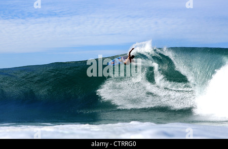 Spanischen und baskischen Land Profi-Surfer Aritz Aranburu Surfen im Lagundri Bay auf der Insel Nias, Nord-Sumatra. Stockfoto