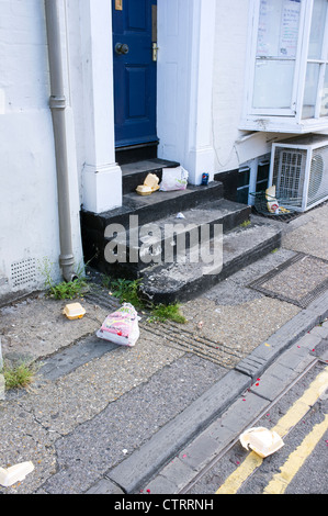 Verworfen, Speisen zum Mitnehmen-Schachteln und Verpackungen, die Vermüllung der Straße und Haustür in UK Stockfoto