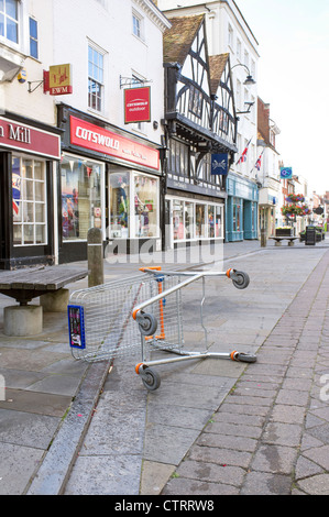 Verlassene Einkaufswagen links auf seiner Seite in der Straße UK Stockfoto