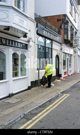 Des Rates Arbeiter Abholung Müll auf einer UK-Straße Stockfoto