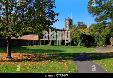 Herbst am Jubilee Gardens mit Turm der St.-Annen Kirche im Hintergrund, Bewdley, Worcestershire, England, Europa Stockfoto