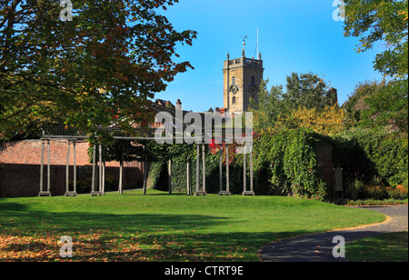 Herbst am Jubilee Gardens mit Turm der St.-Annen Kirche im Hintergrund, Bewdley, Worcestershire, England, Europa Stockfoto