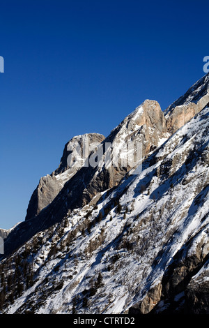 Cliff steht bei Alba bei Canazei Val Di Fassa Dolomiten Italien Stockfoto