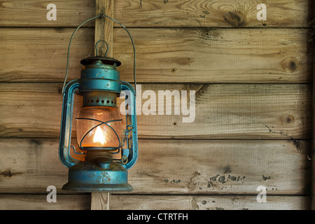 Rostige blaue Laterne hängen in einem alten Schuppen Stockfoto