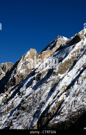 Cliff steht bei Alba bei Canazei Val Di Fassa Dolomiten Italien Stockfoto