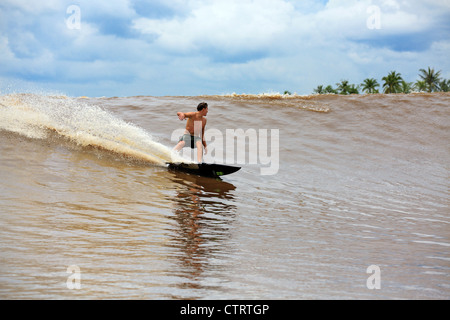 Australische Surfer Surfen einen Gezeiten-Fluss trug Welle Volksmund der Bono, und taufte die 7 (sieben) Geister von Reisenden. Stockfoto