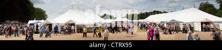 Extreme Panorama der Festzelte an Land zeigen Stockfoto