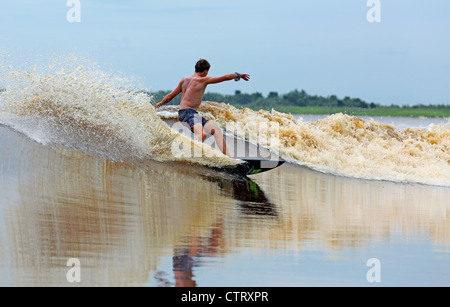 Australische Surfer Surfen einen Gezeiten-Fluss trug Welle Volksmund der Bono, und taufte die 7 (sieben) Geister von Reisenden. Stockfoto