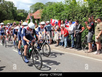 Team GB führt das Hauptfeld, Olympia Radfahren Straßenlauf Männer auf der Box Hill Schleife, Samstag, 28. Juli 2012 Stockfoto