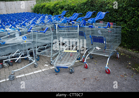 Einkaufswagen bei Tesco Stockfoto