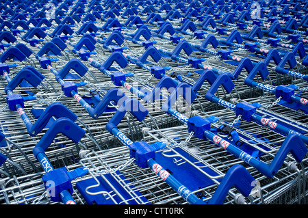 Einkaufswagen bei Tesco Stockfoto