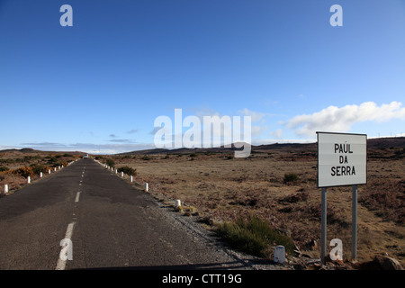 Zeichen und Land Straße auf der Hochebene Paul da Serra, Madeira, Portugal, Europa. Foto: Willy Matheisl Stockfoto