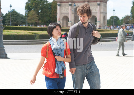 Paris, Frankreich - junges Paar mit asiatischen Frauen und kaukasischen männlichen gehen im Freien. Stockfoto