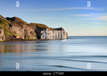 Eine Seenlandschaft in Richtung Whitbys Ness in der Nähe von Whitby North Yorkshire. Stockfoto