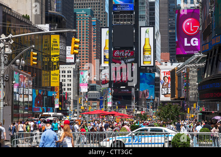 Belebten Times Square in Manhattan, New York City, Touristen, NYPD, hellen Lichtern und Werbetafeln füllen die Szene Stockfoto
