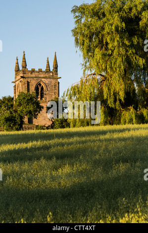 St. Michael Kirche bei Sonnenaufgang in Shirley ein typisches Dorf in Derbyshire Stockfoto