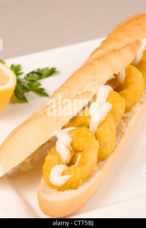 Spanischen Brötchen mit gebratener Tintenfisch-Ring, eine beliebte bocata Stockfoto