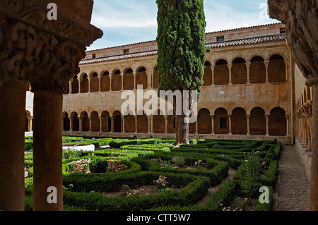 Romanischer Kreuzgang der Benediktinerabtei Silos und der Garten mit seinen berühmten Cypress 1882 gepflanzt, das Kloster Santo Domingo, Burgos, Spanien, Stockfoto