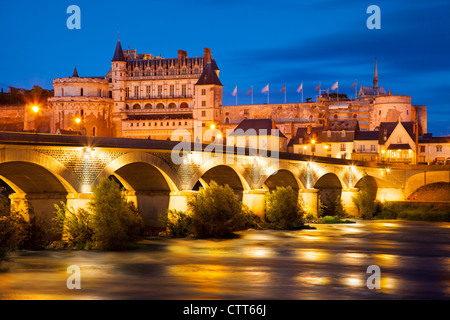 Dämmerung über Chateau Amboise und Fluss Loire, Amboise, Centre Frankreich Stockfoto