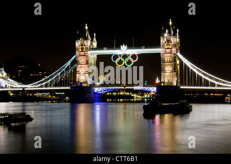 Olympische Ringe hängen von der Tower Bridge während der Olympischen Spiele 2012 in London Stockfoto