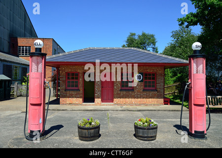Shell-Benzin-Pagode in Brooklands Museum, Brooklands, Weybridge, Surrey, England, Vereinigtes Königreich Stockfoto