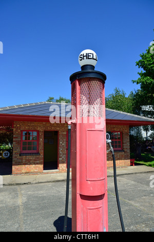 Vintage Zapfsäule an Shell-Benzin-Pagode, Brooklands Museum, Brooklands, Weybridge, Surrey, England, Vereinigtes Königreich Stockfoto