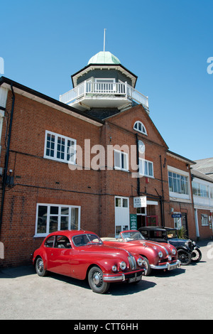 Das Clubhaus in Brooklands Museum, Brooklands, Weybridge, Surrey, England, Vereinigtes Königreich Stockfoto