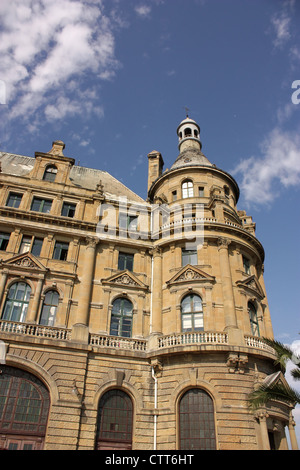 Hauptbahnhof Haydarpasa Gebäude mit Himmel Stockfoto