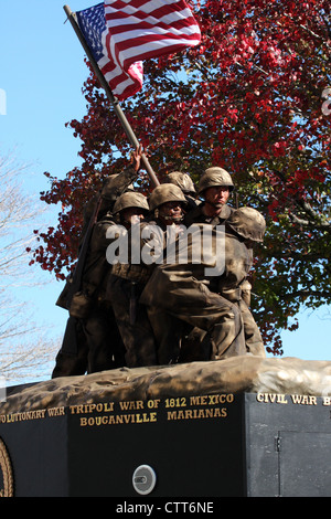 Eine lebende Statue schweben an der Wisconsin Milwaukee Veterans Day Parade von der Anhebung der Flagge auf Iwo Jima WWII Stockfoto
