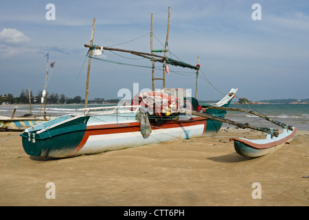 Ausleger Angelboote/Fischerboote (Oru oder Meer Kanus) am Strand, Weligama, Sri Lanka Stockfoto