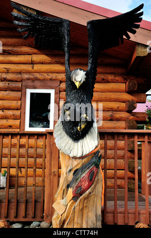 Ein Holz geschnitzt bold Eagle Fang von Lachs auf einen Souvenir-Shop in der Nähe von Denali Nationalpark und Reservat, Alaska, USA Stockfoto