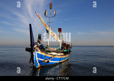 Einem traditionellen balinesischen Fischerboot, Takadmungga Dorf, in der Nähe von Lovina, Nord Bali, Indonesien. Stockfoto