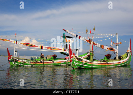 Traditionellen balinesischen Fischerbooten, in der Nähe von Lovina, Nord Bali, Indonesien. Stockfoto