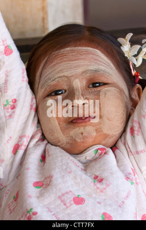 Myanmar, Burma. Kleine Mädchen tragen Thanaka Paste als eine kosmetische Sonnenschutzmittel, (Shwezegon) Shwezigon Pagode, Nyaung Oo, in der Nähe von Bagan. Stockfoto