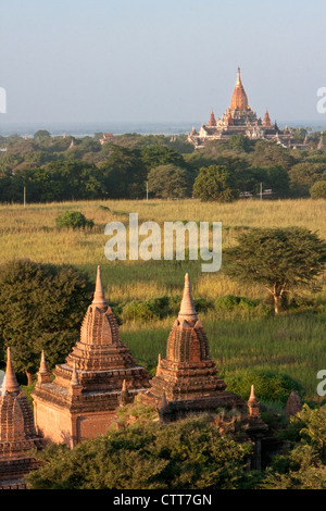 Myanmar, Burma, Bagan. Ananda-Tempel im Hintergrund. Stockfoto