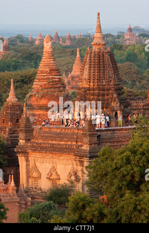 Myanmar, Burma, Bagan. Tempel bieten gute Aussichtspunkte für Touristen, um den Sonnenaufgang zu beobachten. Stockfoto