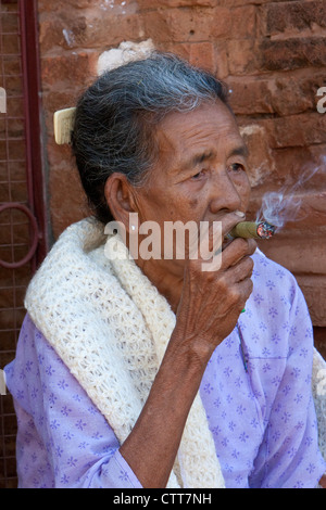 Myanmar, Burma. Bagan Frau raucht eine Zigarre. Stockfoto