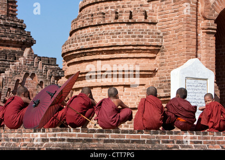 Myanmar, Burma. Bagan. Junge Anfänger Mönche warten draußen Tempel. Stockfoto