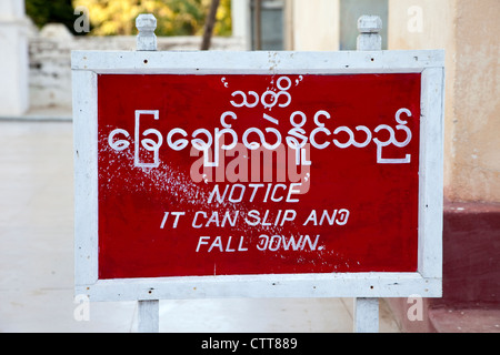 Myanmar, Burma, Bagan. Warnende Zeichen für Tempel Besucher. Stockfoto