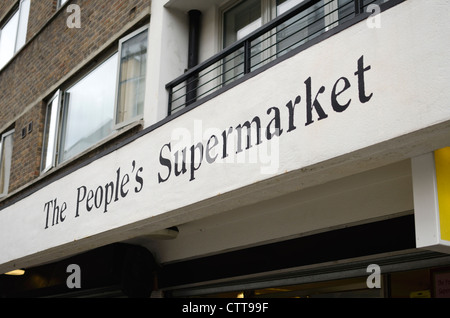 Die Menschen Supermarkt in Lämmer Conduit Street, Holborn, London, Großbritannien. Stockfoto