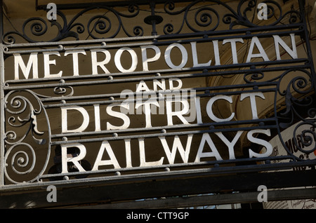 Metropolitan und Bezirk Eisenbahn Schild außerhalb South Kensington U-Bahn-Station, London, UK Stockfoto