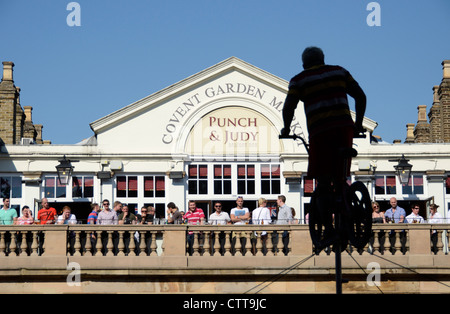 Straßenkünstler vor dem alten Gebäude der Covent Garden Market, London, UK Stockfoto