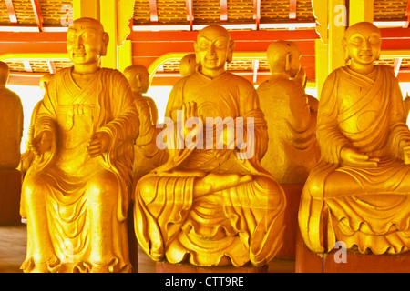 Stock Foto - lächelnd goldene Buddha-Statue, chinesische Gott Glück, Reichtum und Glück isoliert auf weiß Stockfoto